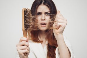 امرأة تعاني من تساقط الشعر