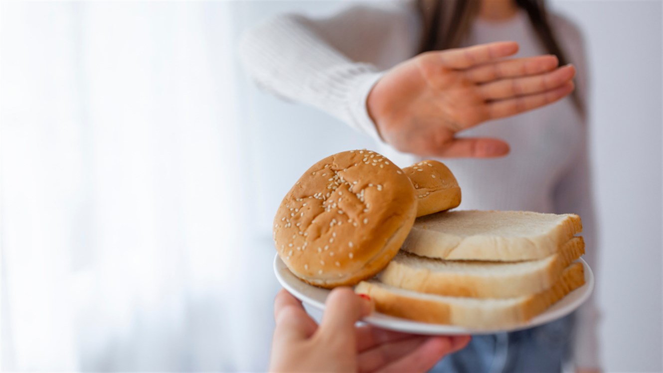 إيقاف تناول الخبز أحد طرق علاج السواد تحت العين
