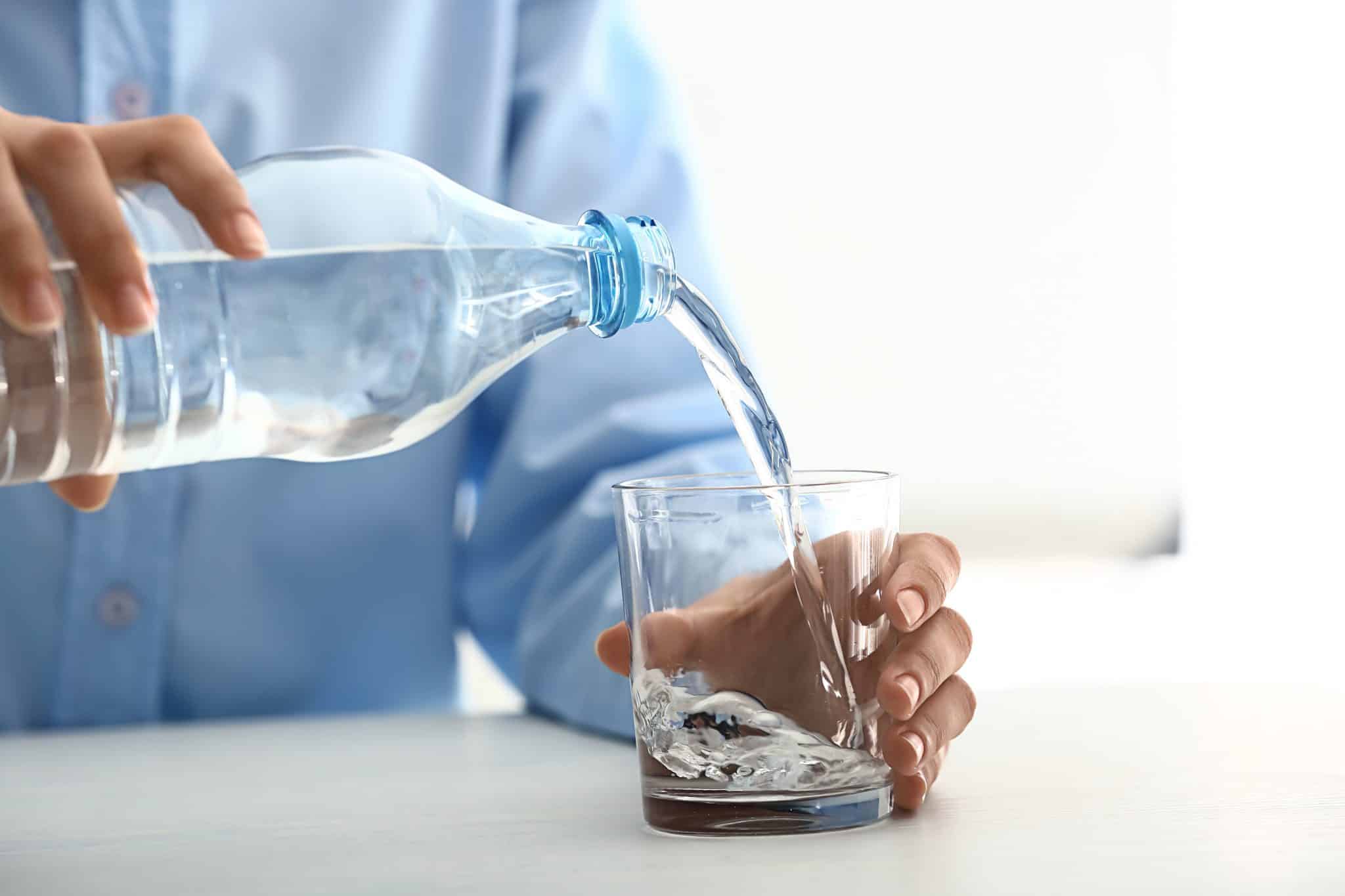 الحرص على زيادة شرب الماء لمنع رائحة النفس