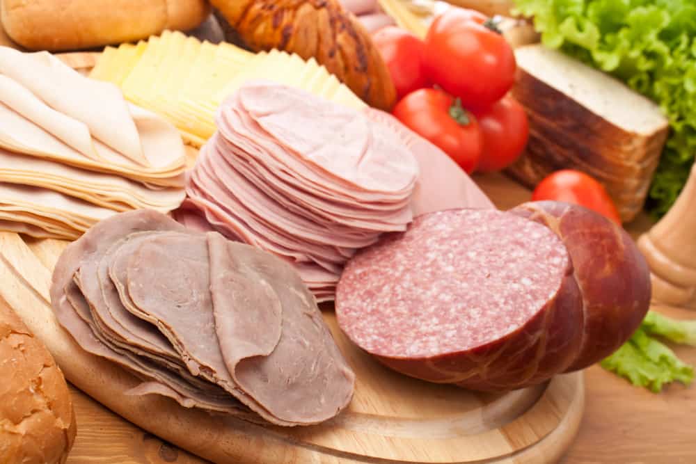 اللحوم المصنعة من الاطعمة التي من الرجح ان تسبب التسمم الغذائي 