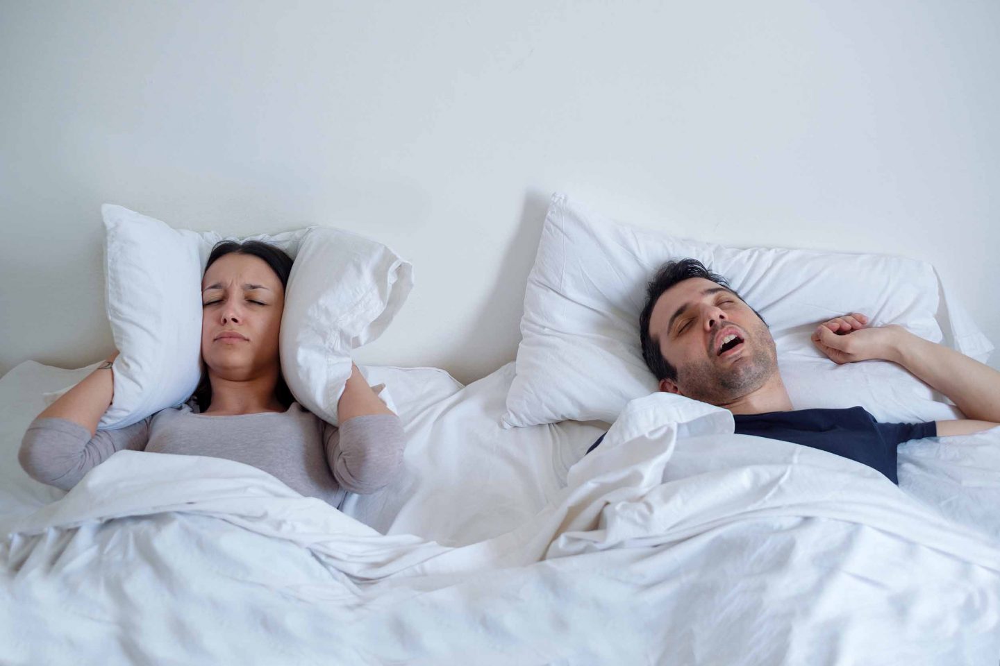 الشخير أثناء النوم من أعراض انقطاع النفس النومي