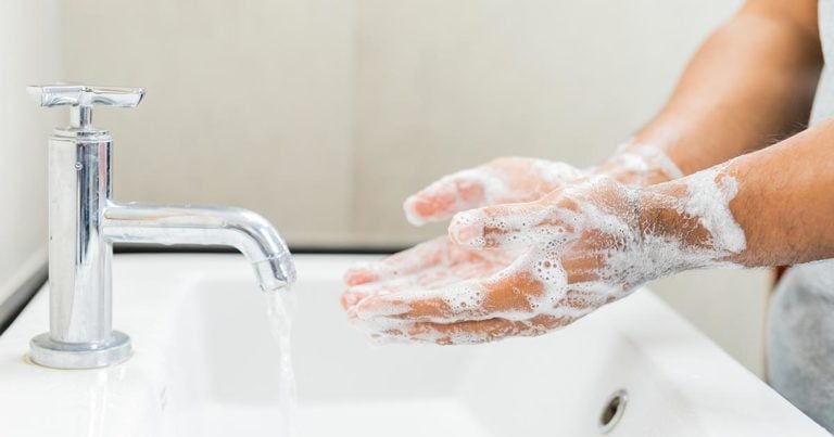 غسل اليدين بالماء و الصابون لمدة 20 دقيقة يسلعد على الوقاية من التلوث المتبادل 