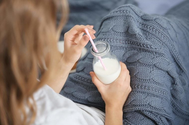 هل شرب الحليب يؤدي الى هشاشة العظام؟