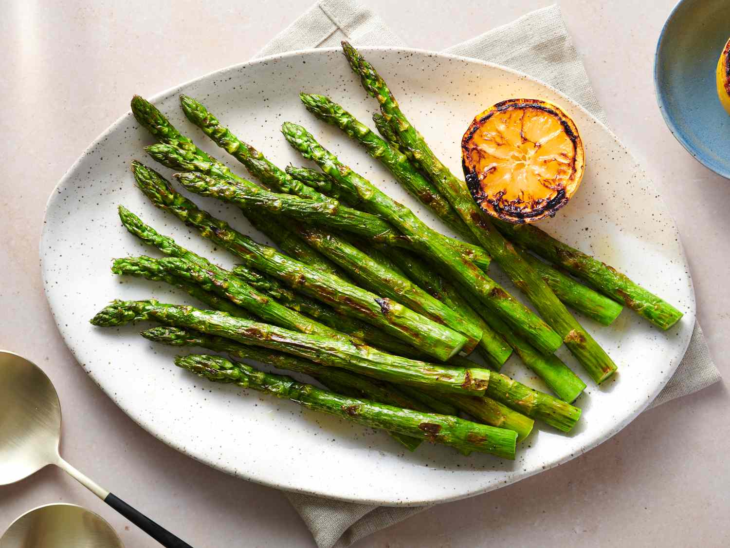 SEA-simple-grilled-asparagus-recipe-hero-02-withservingutensil-cd400626b79b49e280f07c8eaee52103.jpg