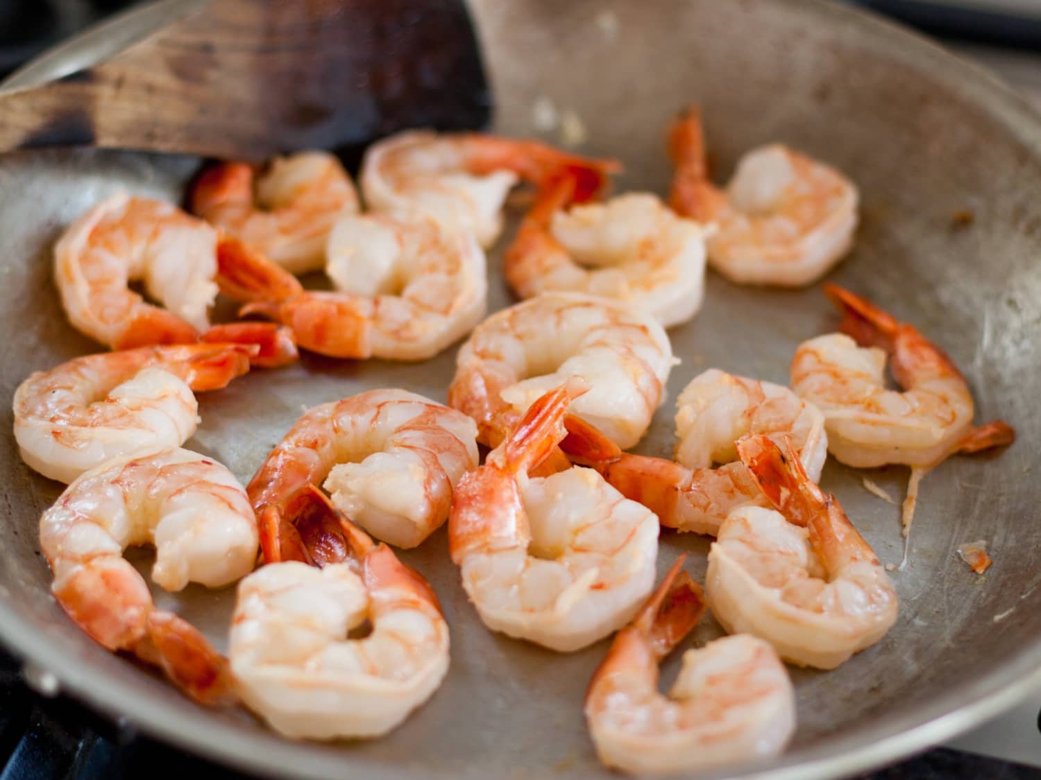 how-to-cook-shrimp-without-butter-or-oil-1702569168-3.jpg