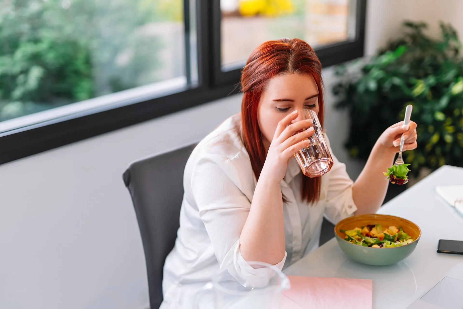 Drink-water-while-eating-jpg.webp
