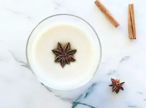 كل ما تحتاج معرفته عن حليب القمر: فوائده، مكوناته، وطريقة تحضيره