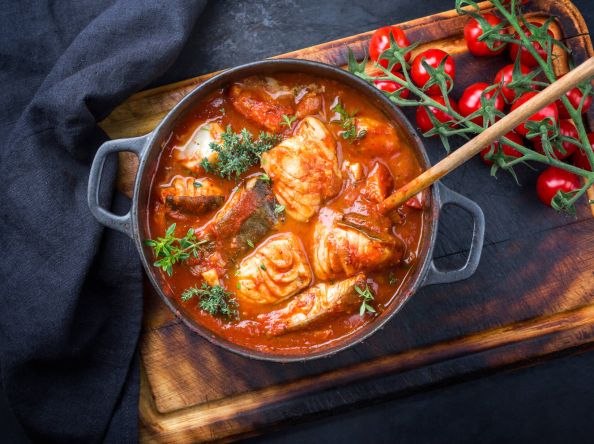 مرق سمك بالكاري مع البندورة