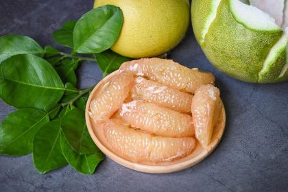 pomelo-fruit-dark-background-fresh-green-pomelo-peeled-plate-green-leaf-frome-pomelo-tree-pummelo-grapefruit-summer-tropical-fruit-thailand_73523-7066.jpg
