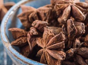 اليانسون النجمي: فوائده واستخداماته ومخاطره المحتملة