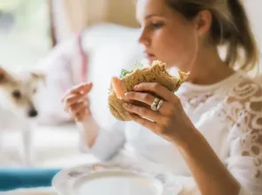 لماذا تشتهي كل هذا الاكل  قبل الدورة الشهرية؟